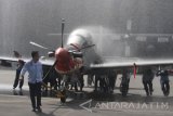 Anggota Skadron Teknik 022 melakukan tradisi mencuci pesawat tempur Super Tucano di Pangkalan Lanud Abdul Rahman Saleh, Malang, Jawa Timur, Senin (31/7). Tradisi mencuci pesawat pesawat Hercules C130, Cassa C-212 dan Super Tucano EMB-314 tersebut dalam rangka HUT Skadron Teknik 022 sebagai upaya meningkatkan kecintaan terhadap tugas perawatan pesawat atau  alutsista TNI AU tingkat sedang. Antara Jatim/Ari Bowo Sucipto/zk/17.