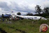 Petugas mengevakuasi pesawat kargo jenis boeing 737-301F dengan kode lambung PK-YGG milik maskapai penerbangan Tri-MG Asia Airlines yang tergelincir di Bandara Wamena, Wamena, Papua, Selasa (18/7). Pesawat yang mengangkut barang-barang kebutuhan pokok dengan tujuh orang awak tersebut tergelincir keluar landasan pacu sehingga mengalami rusakan pada roda depan dan patah sayap sebelah kiri. Tidak ada korban dalam peristiwa tersebut. ANTARA FOTO/Iwan Adisaputra/wdy/17.
