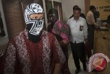 Polisi menggiring tersangka kasus korupsi alat kesehatan (alkes), MYK (kiri) dan SKTY (kedua kiri) saat konferensi pers di Polda Bali, Selasa (1/8). Kedua tersangka diduga telah melakukan tindak pidana korupsi dalam tender pengadaan alat kesehatan dan kendaraan di RSUD Kabupaten Badung sehingga merugikan negara lebih dari Rp6,2 miliar. Antara Bali/Nyoman Budhiana/i018/2017.