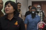 Polisi menggiring dua tersangka kasus pemalsuan dokumen kapal wisata, JES (kedua kanan) dan HS (kanan) saat konferensi pers di Polda Bali, Selasa (1/8). Kedua tersangka diduga telah melakukan tindak pidana pemalsuan terhadap dokumen kapal wisata sehingga menyebabkan hilangnya potensi pajak negara lebih dari Rp1 miliar. Antara Bali/Nyoman Budhiana/i018/2017.