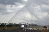 Suasana penyambutan penerbangan perdana Wings Air menggunakan air di Bandara Notohadinegoro, Ajung, Jember, Jawa Timur, Selasa (1/8). Maskapai Penerbangan Wings Air membuka rute baru dari Bandara Internasional Juanda Surabaya ke Bandara Notohadinegoro Jember untuk memperpendek waktu tempuh dan memudahkan wisatawan dan investor datang ke Jember.
Antara Jatim/Seno/zk/17.