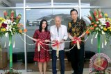 Joe Kamdani Founder & Chairman PT Datascrip Joe Kamdani diampingi  Direktur Layanan Purnajual Budi Iskandar dan Sales Director Liana Setiawan meresmikan Kantor Penjualan Cabang Banjarmasin dan Datascrip Service Center Banjarmasin. di Jalan Gatot Soebroto No.3A, Banjarmasin, Kalimantan Selatan, Selasa (1/8). Foto:Antaranews Kalsel/Arianto/G.