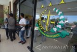 Wartawan berkumpul di kantor Kejaksaan Negeri Pamekasan,  Pamekasan, Jawa Timur, Rabu  (02/08). KPK melakukan penangkapan terhadap Kajari Pamekasan, Kepala Inspektorat Pamekasan bersama dua orang stafnya serta Kepala Desa Dasok, Pademawu dan Kades Mapper, Tlanakan terkait penggelapan dan penggunaan Alokasi Dana Desa (ADD) 2015-2016. Antara Jatim/Saiful Bahri/zk/17