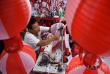 Penjahit bendera, Masrukan menyelesaikan pembuatan bendera merah putih di Kampung Bendera, Darmokali, Surabaya, Jawa Timur, Rabu (2/8). Bendera merah putih dengan bergai ukuran dan bentuk yang dijual dengan harga sekitar Rp10 ribu hingga Rp20 ribu tersebut mendapatkan pesanan dari berbagai institusi pemerintahan menjelang peringatan Hari Kemerdekaan ke-72 Republik Indonesia. Antara jatim/M Risyal Hidayat/zk/17