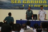 Asisten Operasi (Asops) Pangarmatim Kolonel Laut (P) Ariantyo Condrowibowo (kedua kanan) bersama Deputy Commander Task Group (DCTG) Kolonel Surasak Pratanvorapanya (kanan) memimpin upacara pembukaan latihan bersama (Latma) antara prajurit TNI AL dan Royal Thai Navy (RTN) 