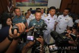 Asisten Operasi (Asops) Pangarmatim Kolonel Laut (P) Ariantyo Condrowibowo (kedua kiri) bersama Deputy Commander Task Group (DCTG) Kolonel Surasak Pratanvorapanya (kedua kanan) menjawab pertanyaan wartawan disela upacara pembukaan latihan bersama (Latma) antara prajurit TNI AL dan Royal Thai Navy (RTN) 'Sea Garuda 19 AB-17' di Gedung Pusat Latihan Kapal Perang, Kolatarmatim, Ujung, Surabaya, Jawa Timur, Selasa (2/8). Latihan bersama antara prajurit TNI AL dan Royal Thai Navy (RTN) yang berlangsung hingga 11 Agustus tersebut bertujuan untuk membangun kerja sama dalam penegakan hukum terhadap penyelundupan, kejahatan transnasional dan terorisme laut. Antara jatim/Moch Asim/zk/17