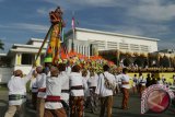 Sejumlah pengawal kerajaan mengusung Naga Erau dari Museum Mulawarman, Kabupaten Tenggarong, Kalimantan Timur, Minggu (30/7). Naga Erau yang dipercaya masyarakat Kutai dapat membawa rejeki dan kebaikan tersebut, selanjutnya akan dibawa ke Kampung Kutai Lama, Kecamatan Anggana, Kaltim dengan menggunakan kapal dan selanjutnya akan diulur atau dihanyutkan di Sungai Mahakam. ANTARA FOTO/Sugeng Hendratno/jhw/17