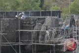 Pekerja menyusun bagian patung Garuda Wisnu Kencana (GWK) di Jimbaran, Badung, Bali, Rabu (2/8). Pembangunan patung GWK yang dirancang menjadi kawasan wisata budaya berskala internasional tersebut ditargetkan akan selesai pada pertengahan 2018 untuk menyambut pertemuan tahunan IMF-Bank Dunia tahun 2018 di Bali. Antara Foto/Fikri Yusuf/i018/2017.