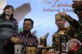 Gubernur Maluku Said Assagaff (kanan) dan Gubernur Sulawesi Selatan Syahrul Yasin Limpo (kedua dari kiri) meninjau stan pameran produk kopi pada Pameran Produk Unggulan Provinsi Sulawesi Selatan di Maluku City Mall, Ambon, Maluku, Minggu (30/7). Pameran yang akan berlangsung selama tiga hari tersebut menampilkan ratusan produk UMKM unggulan Provinsi Sulawesi Selatan. Pemerintah Provinsi Sulawesi Selatan melalui Dinas Perdagangan menargetkan Provinsi Maluku sebagai misi dagang ke wilayah timur Indonesia. ANTARAFOTO/izaac mulyawan/aww/17.