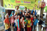 Foto bersama FSC (Forest Stewardship Council), anak-anak TK dan SD saat roadshow 'FSC Goes To School' di Sekolah Alam Indonesia Meruyung, Depok, Jawa Barat, Rabu (2/8/17). Program ini sudah putaran kedua, tentang pengelolaan hutan yang bertanggung jawab dan baik yang dikampanyekan oleh FSC Indonesia bersama Tetra Pak Indonesia melalui rangkaian roadshow di 5 sekolah tingkat taman kanak-kanak (TK) hingga Sekolah Dasar (SD) di wilayah Jabodetabek. (Foto Antara/Humas FSC).