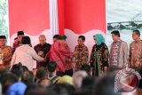 Bupati Barito Kuala, Kalimantan Selatan H. Hasanuddin Murad menerima penghargaan Adipura dari Presiden RI Joko Widodo melalui Menteri LHK Siti Nurbaya, di Manggala Wana Bakti, Jakarta, Rabu (2/8). Foto:Antaranews Kalsel/Arianto/G.