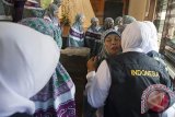 Sejumlah jamaah calon haji bersalaman sebelum keberangkatan saat pelepasan jamaah calon haji Provinsi Bali di Denpasar, Kamis (3/8). Provinsi Bali memberangkatkan 700 orang jamaah calon haji tahun 2017 yang akan bergabung dengan jamaah lainnya melalui embarkasi Surabaya pada 12 Agustus 2017 ke Arab Saudi. Antara Bali/Nyoman Budhiana/i018/2017.