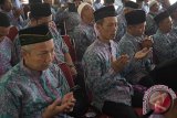 Sejumlah jamaah calon haji bersalaman sebelum keberangkatan saat pelepasan jamaah calon haji Provinsi Bali di Denpasar, Kamis (3/8). Provinsi Bali memberangkatkan 700 orang jamaah calon haji tahun 2017 yang akan bergabung dengan jamaah lainnya melalui embarkasi Surabaya pada 12 Agustus 2017 ke Arab Saudi. Antara Bali/Nyoman Budhiana/i018/2017.