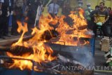 Petugas membakar barang ilegal sitaan di Kantor Bea Cukai Tipe Madya, Malang, Jawa Timur, Rabu (2/8). Barang ilegal tersebut merupakan hasil penindakan selama semester pertama tahun 2017 dengan jumlah sebanyak 192 kasus. Antara Jatim/Ari Bowo Sucipto/zk/17.