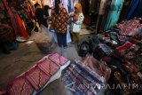 Pekerja melayani pembeli di salah satu toko di Pasar Bong, Surabaya, Jawa Timur, Rabu (2/8). Sejumlah pedagang di pasar yang menyediakan perlengkapan salat, parfum, kurma, tasbih, pernik haji dan lain sebagainya itu mengaku penjualannya mengalami peningkatan mencapai sekitar 30 persen di musim haji. Antara Jatim/Didik Suhartono/zk/17