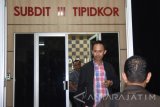 Bupati Pamekasan Achmad Syafii dengan dikawal Polisi keluar dari ruang Subdit III Tipidkor Ditreskrimsus Polda Jawa Timur, Surabaya, Kamis (3/8). KPK menetapkan lima tersangka yang terjaring operasi tangkap tangan (OTT) di Pamekasan, Jawa Timur, yakni Bupati Pamekasan Achmad Syafii, Kajari Pamekasan Rudi Indra Prasetya, Kepala Inspektorat Kabupaten Pamerkasan Sucipto Utomo, Kabag Inspektorat Noer Solehhoddin dan Kepala Desa Dassok, Kecamatan Pademawu, Kabupaten Pamekasan Agus Mulyadi terkait suap dalam penanganan kasus dana desa yang sedang ditangani Kejari Pamekasan. Antara Jatim/M Risyal Hidayat/zk/17