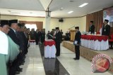 Pelantikan serta Pengambilan Sumpah dan Janji Jabatan 87 pejabat di lingkungan Pemerintah Kabupaten Balangan, meliputi pejabat pimpinan tinggi pratama, administrator dan pegawas serta kepala sekolah, di Aula Mahligai Mayang Maurai, Komplek Garuda Maharam, Kecamatan Paringin, Oleh Bupati Balangan, H Ansharuddin dan pemuka agama. Kamis (3/8). Foto: (Roly Supriadi).
