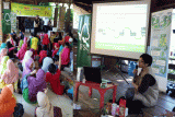 Acara seminar dan storytelling untuk Ibu dan anak-anak yang diadakan oleh FSC dan 
Tetra Pak Indonesia di Sekolah Alam Indonesia Meruyung, Depok, Jawa Barat, Rabu (2/8/17). Program ini sudah putaran kedua, tentang pengelolaan hutan yang bertanggung jawab dan baik yang dikampanyekan oleh FSC Indonesia bersama Tetra Pak Indonesia melalui rangkaian roadshow di 5 sekolah tingkat taman kanak-kanak (TK) hingga Sekolah Dasar (SD) di wilayah Jabodetabek. (Foto Antara/Humas FSC).