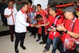 Menteri Pemuda dan Olahraga, Imam Nahrawi (kedua kiri) menyapa sejumlah suporter klub sepak bola Indonesia saat jumpa suporter di Wisma Menpora, Jakarta, Kamis (3/8/2017). Jumpa suporter tersebut bertujuan untuk mendorong komitmen para suporter agar patuh pada peraturan dan menjunjung tinggi perdamaian. (ANTARA/Rivan Awal Lingga)