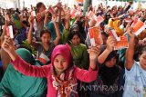 Warga penerima bantuan sosial Program Keluarga Harapan (PKH) menyanyikan Mars PKH di Arjasa, Jember, Jawa Timur, Kamis (3/8). Kementerian Sosial menyebut pencairan tahap pertama bantuan sosial non-tunai PKH tahun 2017 mencapai 3 juta Keluarga Penerima Manfaat (KPM), dan bulan Juni memasuki pencairan tahap kedua untuk 6 juta KPM.
Antara Jatim/Seno/17.