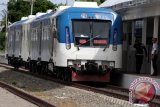 Kereta Api Cut Meutia (Pengganti Nama Kereta Api Perintis Aceh) melintasi stasiun Krueng Mane menuju stasiun Krueng Geukueh, Dewantara, Aceh Utara, Aceh. Kamis (3/8/2017). PT Kereta Api Indonesia (Persero) bersama Kementerian Perhubungan resmi mengoperasionalkan KA Cut Meutia. (ANTARA FOTO/Rahmad)