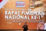 Presiden Joko Widodo menyampaikan sambutannya pada Pembukaan Rapat Pimpinan Nasional (Rapimnas) ke-1 Partai Hanura di Kuta, Bali, Jumat (4/8). Kegiatan partai selama tiga hari tersebut untuk membahas agenda politik partai ke depan khususnya menghadapi pemilihan kepala daerah (Pilkada) serentak 2018 dan komitmen dukungan kepada Joko Widodo kembali sebagai calon presiden pada Pemilu 2019. Antara Bali/Nyoman Budhiana/17.