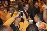 Presiden Joko Widodo (tengah) bersama Ketua Umum Partai Hanura, Oesman Sapta (kedua kiri) berbincang dengan para kader partai tersebut di sela Pembukaan Rapat Pimpinan Nasional (Rapimnas) ke-1 Partai Hanura di Kuta, Bali, Jumat (4/8). Kegiatan partai selama tiga hari tersebut untuk membahas agenda politik partai ke depan khususnya menghadapi pemilihan kepala daerah (Pilkada) serentak 2018 dan komitmen dukungan kepada Joko Widodo kembali sebagai calon presiden pada Pemilu 2019. Antara Bali/Nyoman Budhiana/17.