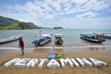 Seorang nelayan bersiap membawa beton cor untuk transplantasi terumbu karang di pantai Sungai Pisang, Bungus, Padang, Sumatera Barat, Kamis (3/8). PT Pertamina Marketing Operation Region (MOR) I bersama warga setempat melakukan transplantasi 160 kubus beton di perairan tersebut sebagai upaya pelestarian ekosistem laut. ANTARA FOTO/Iggoy el Fitra/aww/17.