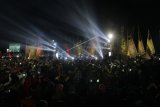 Pengunjung menyaksikan acara Jazz Atas Awan dalam rangkaian Dieng Culture Festival ke 8 tahun 2017 di Kompleks Candi Arjuna Dieng, Banjarnegara, Jawa Tengah, Jumat (4/8) malam. Sejumlah musisi nasional diantaranya Dinno Alshan, Group Youniverse dan Anji memeriahkan pesta rakyat tahunan terbesar di pegunungan Dieng itu. ANTARA FOTO/David Muharmansyah/foc/17.