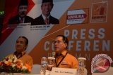 Juru Bicara Rapimnas Partai Hanura, Arief Suditomo (kanan) bersama Ketua Steering Committee Rapimnas Partai Hanura, Djafar Badjeber saat memberikan keterangan pers di Kuta, Bali, Sabtu (5/8). Dalam Rapimnas I Partai Hanura tersebut akan menyerahkan beberapa nama calon wakil presiden untuk mendampingi Joko Widodo pada Pilpres 2019. ANTARA FOTO/Wira Suryantala/wdy/17.