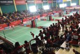Sejumlah peserta mengikuti audisi umum beasiswa bulu tangkis Djarum 2017 yang digelar di Gelanggang Olah Raga Sudirman Surabaya, Jawa Timur, Sabtu (5/8). Audisi yang diikuti sekitar 530 pebulu tangkis pemula terbagi atas kelompok umur (KU) 11 dan 13. Antara Jatim/M Risyal Hidayat/zk/17