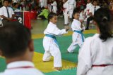 Dua karateka cilik memperagakan jurus pada kelas pertandingan Kata Beregu di Gor Universitas Kediri, Kota Kediri, Jawa Timur, Sabtu (5/8). Kejuaraan Karate se-Karesidenan Kediri yang diikuti oleh 526 atlet dari 23 kontingen tersebut sebagai ajang pembinaan karateka pemula di daerah. Antara Jatim/Prasetia Fauzani/zk/17