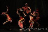 Sejumlah seniman dari Sanggar Cakra memainkan lakon 'Manunggal' saat pergelaran Wayang Panji di Gedung Kesenian Cak Durasim, Surabaya, Jawa Timur, Sabtu (5/8). Pertunjukan tersebut mengisahkan tentang perjuangan Kartolo dan Kunto yang terlahir dari seorang selir dalam mencari ayahnya Lembu Amiluhur sebagai raja di Kerajaan Jenggala. Antara Jatim/Moch Asim/zk/17