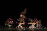 Sejumlah seniman dari Sanggar Cakra memainkan lakon 'Manunggal' saat pergelaran Wayang Panji di Gedung Kesenian Cak Durasim, Surabaya, Jawa Timur, Sabtu (5/8). Pertunjukan tersebut mengisahkan tentang perjuangan Kartolo dan Kunto yang terlahir dari seorang selir dalam mencari ayahnya Lembu Amiluhur sebagai raja di Kerajaan Jenggala. Antara Jatim/Moch Asim/zk/17