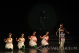 Sejumlah seniman dari Sanggar Cakra memainkan lakon 'Manunggal' saat pergelaran Wayang Panji di Gedung Kesenian Cak Durasim, Surabaya, Jawa Timur, Sabtu (5/8). Pertunjukan tersebut mengisahkan tentang perjuangan Kartolo dan Kunto yang terlahir dari seorang selir dalam mencari ayahnya Lembu Amiluhur sebagai raja di Kerajaan Jenggala. Antara Jatim/Moch Asim/zk/17