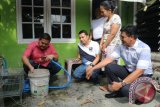 Ketua Komite II DPD Parlindungan Purba (kiri) didampingi Direktur Air Minum PDAM Tirtanadi Delviyandri (kanan) dan Kepala Cabang Sei Agul Salman Farizi (kedua kiri) melihat kualitas air, di Medan, Sumatera Utara, Minggu (6/8). Kunjungan Ketua Komite II DPD tersebut selain untuk melihat kualitas air sekaligus untuk meninjau kelancaran distribusi dari PDAM. ANTARA SUMUT/Irsan Mulyadi/17