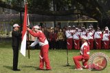 Presiden Joko Widodo (kiri) menyerahkan bendera Merah Putih kepada Ketua Kontingen Indonesia SEA Games XXIX Malaysia Aziz Syamsuddin (kedua kiri) saat upacara pelepasan di halaman Kompleks Istana Kepresidenan, Jakarta, Senin (7/8/2017). Presiden berpesan kepada seluruh atlet Indonesia untuk menunjukkan daya juang tinggi dan sportif saat berlaga dalam SEA Games XXIX di Kuala Lumpur, Malaysia, 19-30 Agustus 2017. (ANTARA/Puspa Perwitasari)