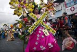 Peserta memeragakan kostum berhias bunga pada Tomohon International Flower Festival (TIFF) 2017 di Tomohon, Sulawesi Utara, Selasa (8/8). Agenda pariwisata tahunan tersebut dilaksanakan untuk menarik minat wisatawan domestik dan mancanegara, serta meningkatkan perekonomian masyarakat untuk sektor industri kreatif dan agrowisata. Antara Foto/Adwit B Pramono/i018/2017.