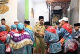 Sebanyak 237 orang jamaah calon haji asal Kabupaten Tanah Laut, Kalimantan Selatan dilepas oleh Bupati Tanah Laut H. Bambang Alamsyah, di Mesjid Al Manar Pelaihari, Senin (7/8). Foto:Antaranews Kalsel/Arianto/G.