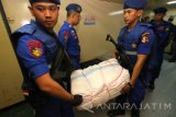 Polisi mengamankan barang bukti minuman keras di KM Dorolonda yang sedang sandar di Dermaga Jamrud Utara, Pelabuhan Tanjung Perak, Surabaya, Jawa Timur, Senin (7/8) dini hari. Dit Polair Mabes Polri beserta Dit Polair  Polda Jatim  menyita sekitar 357 botol minuman keras berbagai merk diduga ilegal dari dua penumpang KM Dorolonda berinisial AT dan TF yang sekarang masih diperiksa secara intensif di Dit Polair Polda Jatim. Antara Jatim/Didik Suhartono/zk/17