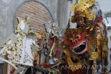 Peserta Jember Fashion Carnaval (JFC) mengecek dan mencoba kostum di Desa Tegalrejo, Mayang, Jember, Jawa Timur, Selasa (8/8). Menjelang pelaksanaan JFC ke-16, perajin kostum karnaval di desa itu mendapatkan banyak pesanan mulai dari harga ratusan ribu sampai puluhan juta rupiah per kostum.
Antara Jatim/Seno/zk/17.