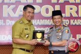 Kapolri Jenderal Pol Tito Karnavian bersama Wali Kota Jambi H Syarif Fasha. (Humas Pemkot)
