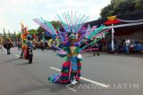 Seorang talent Jember Fashion Carnival Kids dari defile Betawi berlenggak-lenggok di catwalk jalan dalam acara pembukaan JFC International Event di halaman Kantor Pemkab Jember, Jawa Timur, Rabu (9/8). Sebanyak 2.000 peserta dengan sembilan defile akan tampil dalam Jember Fashion Carnaval yang digelar 9-13 Agustus 2017. Antarajatim/ Zumrotun Solichah/zk/17