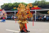 Seorang talent dari defile Bali memperagakan busananya dalam pembukaan JFC International Event di halaman Kantor Pemkab Jember, Jawa Timur, Rabu (9/8). Sebanyak 2.000 peserta dengan sembilan defile akan tampil dalam Jember Fashion Carnaval yang digelar 9-13 Agustus 2017. Antarajatim/ Zumrotun Solichah/zk/17