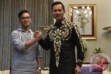 Putra Presiden Joko Widodo Gibran Rakabuming Raka (kiri) berjabat tangan dengan putra Mantan Presiden Susilo Bambang Yudhoyono Agus Harimurti Yudhoyono (kanan) usai pertemuan tertutup di Presidential Lounge, Kompleks Istana Kepresidenan, Jakarta, Kamis (10/8). Kedatangan Agus Harimurti ke Istana dalam rangka menyampaikan undangan peresmian The Yudhoyono Institute. ANTARA FOTO/Puspa Perwitasari/wdy/17.