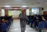 Seorang anggota Legiun Veteran RI, Gatot Suharyoso, memberikan nasihat kepada mahasiswa baru STIE Perbanas Surabaya, Kamis (10/8).
Gatot Suharyoso berpesan agar generasi muda melanjutkan perjuangan dengan belajar giat. (Antara Jatim/Hilda Meilisa/SHP/17)
