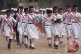 Siswa SDN Gunung Sahari 01 membawa bendera ketika mengikuti lomba tata upacara bendera di Lapangan Banteng, Jakarta, Rabu (9/8/2017). Lomba tata upacara bendera dan baris berbaris tingkat SD hingga SMA itu sebagai upaya meningkatkan jiwa nasionalisme dan membentuk karakter bangsa. (ANTARA FOTO/Wahyu Putro A)