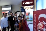 Canon Division Direction PT Datascrip Merry Harun (kanan) berfoto selfie bersama Kepala sekolah SMA Sutomo 1 Medan Khoe Tjok Tjin (kedua kiri) dan siswanya ketika pembukaan studio fotografi di Medan, Sumatera Utara, Kamis (10/8). Dalam rangka memperingati ulang tahunnya ke-48, PT Datascrip mendirikan studio fotografi di sekolah sebagai wadah untuk belajar bagi siswa yang ingin menyalurkan bakat mereka di bidang fotografi. ANTARA SUMUT/Septianda Perdana/17 