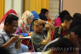 Sejumlah peserta mengerjakan soal ujian ketika tes tulis dari Seleksi Calon Anggota Badan Pengawas Pemilu (Bawaslu) Jawa Timur periode 2017-2022 tahap pertama di Mapolda Jawa Timur, Surabaya, Kamis (10/8). Seleksi penerimaan calon anggota Bawaslu tersebut diikuti sekitar 164 peserta yang terbagi dalam dua tahap. Antara Jatim/M Risyal Hidayat/zk/17