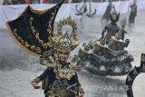 Peserta anak - anak mengikuti Jember Fashion Carnaval (JFC) Kids di Jember, Jawa Timur, Kamis (10/8). JFC Kids merupakan rangkaian JFC ke-16 dengan tema 'Victory', yaitu menampilkan 10 tema unik perjalanan JFC. 
Antara Jatim/Seno/zk/17.